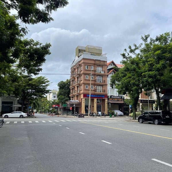 Tòa nhà khách sạn góc Bùi Bằng Đoàn & Đường số 2 - Phú Mỹ Hưng 11m x 18m