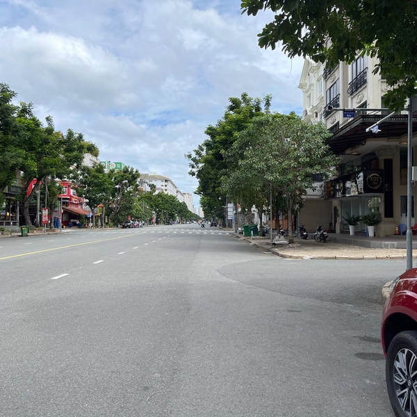 Tòa nhà khách sạn góc Bùi Bằng Đoàn & Đường số 2 - Phú Mỹ Hưng 11m x 18m