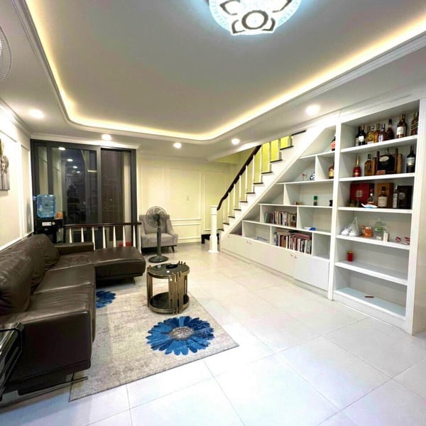 Nhà 5 tầng khu Hoàng Quốc Việt 5m x 12m