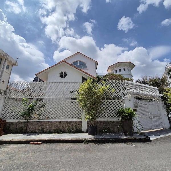 Bán biệt thự Thảo Điền, số 202/5 Nguyễn Văn Hưởng, Quận 2 