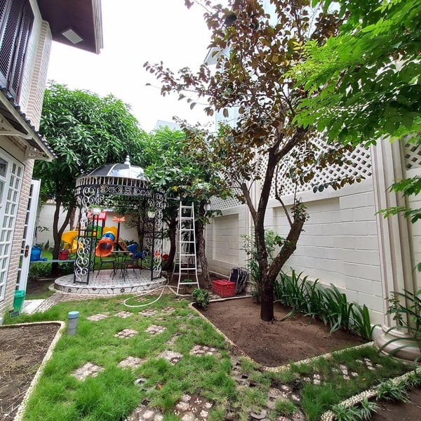 Biệt thự sân vườn Kiều Đàm Quận 7 DT: 11m x 40m