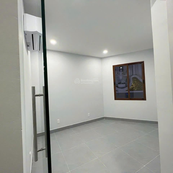 Bán nhà 24 Hoàng Việt, P. Tân Sơn Nhất, Quận Tân Bình