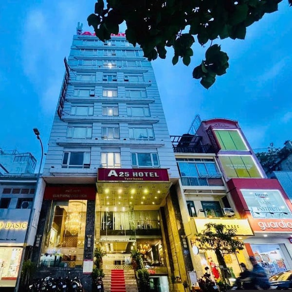 Bán khách sạn 180 - 182 -184 Nguyễn Trãi, P. Bến Thành, Quận 1