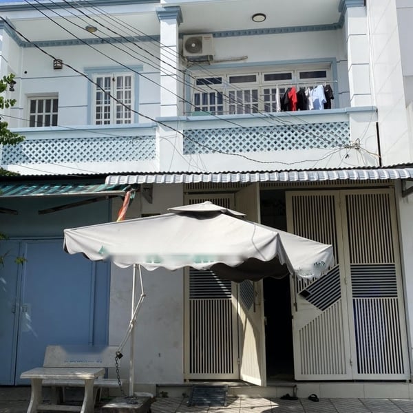 Nhà 2 tầng đường 39 Tân Quy, 4m x 20m chỉ 9,8 tỷ