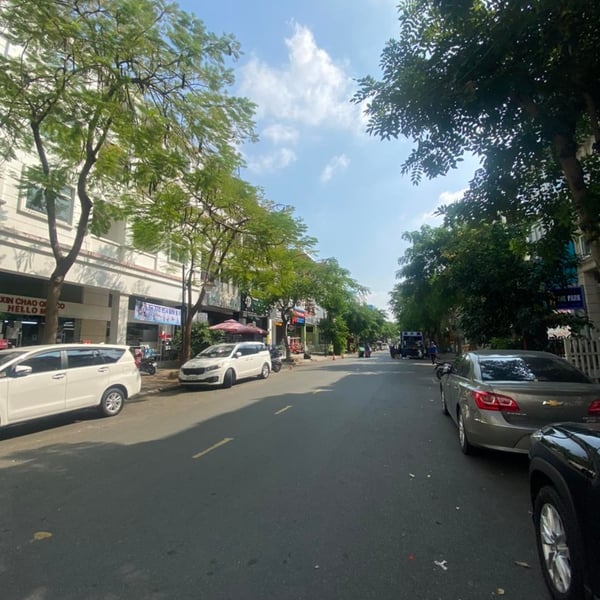 Tòa văn phòng góc Phan Khiêm Ích & Phạm Văn Nghị 23m x 18,5m