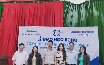 CC White trao học bổng tại trường Tiểu học Trần Quốc Toản Đắc Nông
