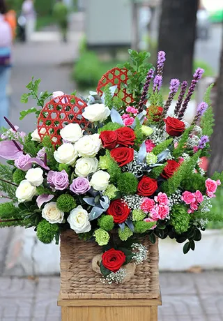 Giỏ Hoa Tặng Ngày Lễ Kính Mến
