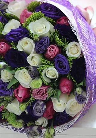 Bó Hoa Tặng Ngày Lễ Hồng Thắm