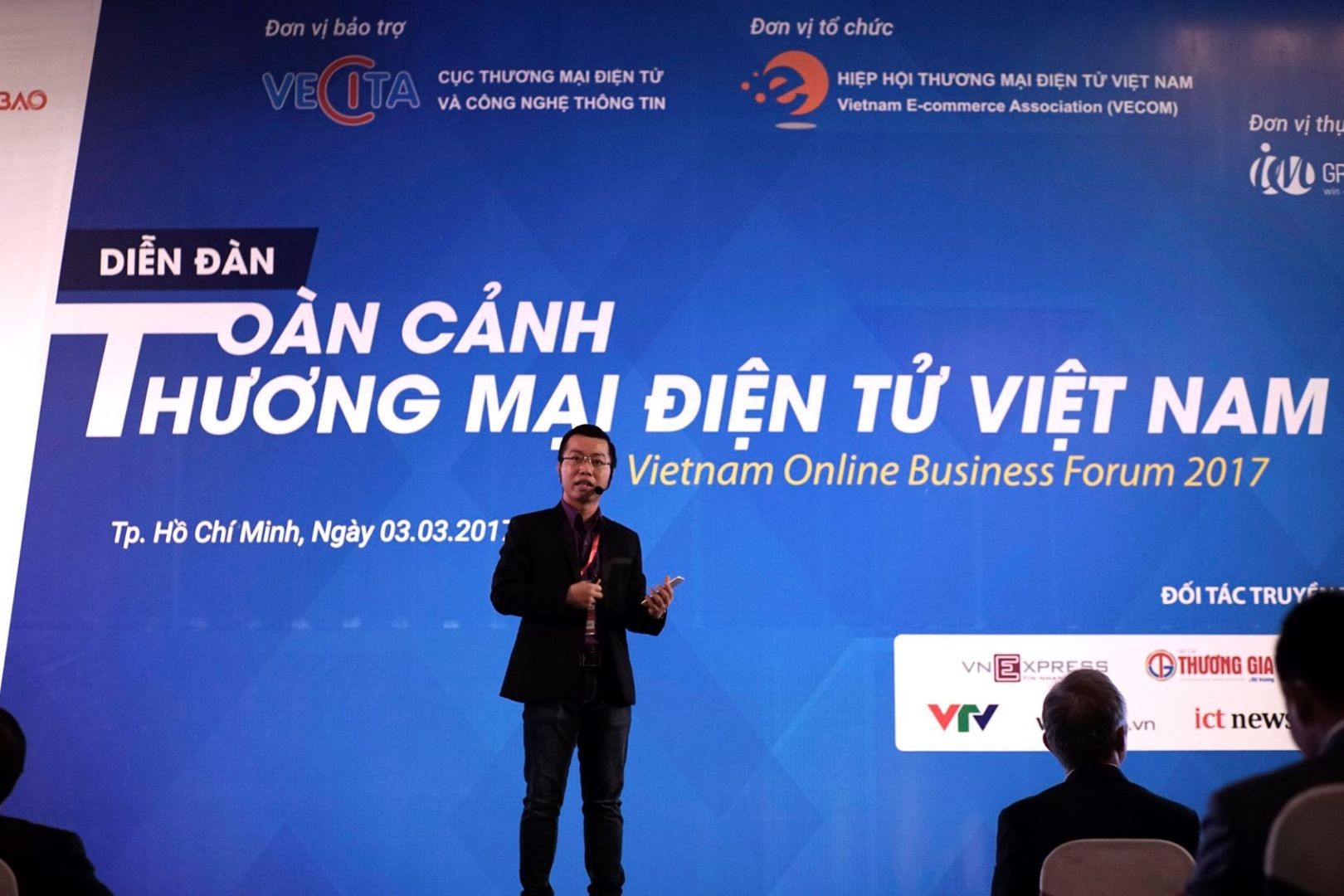 Nguyễn Minh Đức tại diễn đàn toàn cảnh thương mại điện tử Việt Nam Nguyễn Minh Đức tại diễn đàn toàn cảnh thương mại điện tử Việt Nam