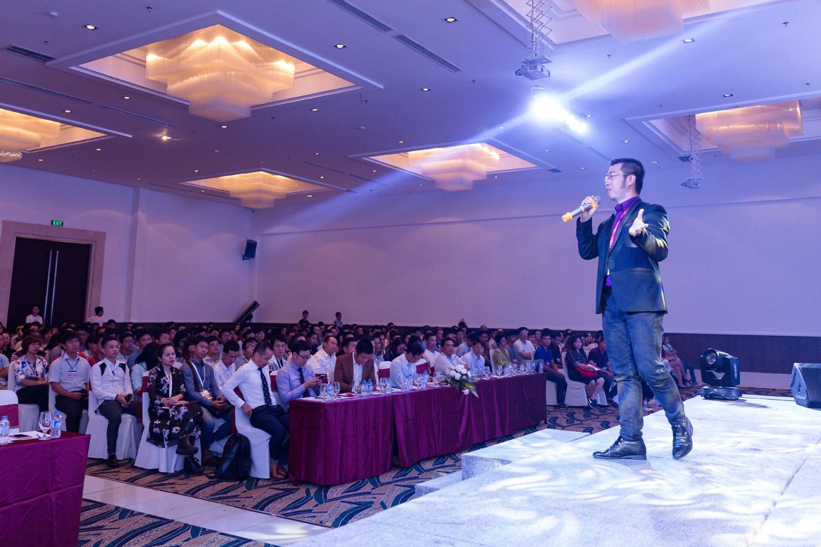 Nguyễn Minh Đức tại diễn đàn toàn cảnh thương mại điện tử Việt Nam Nguyễn Minh Đức tại diễn đàn toàn cảnh thương mại điện tử Việt Nam