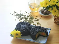 Bánh trung thu givral tỏi đen Bánh trung thu givral tỏi đen