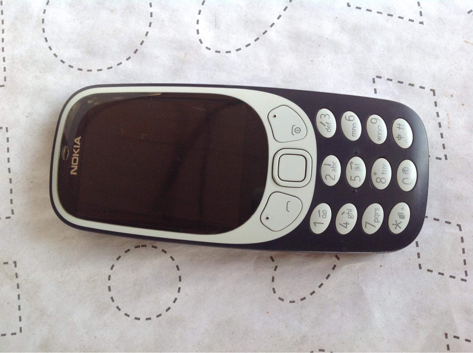 Bàn Phím Nokia 3310 Cũ Điện Thoại Cách Ly Trên Nền Bàn Gỗ Điện Thoại Di  Động Cổ Điển Cũ Với Màn Hình Nhỏ Hình ảnh Sẵn có - Tải xuống Hình
