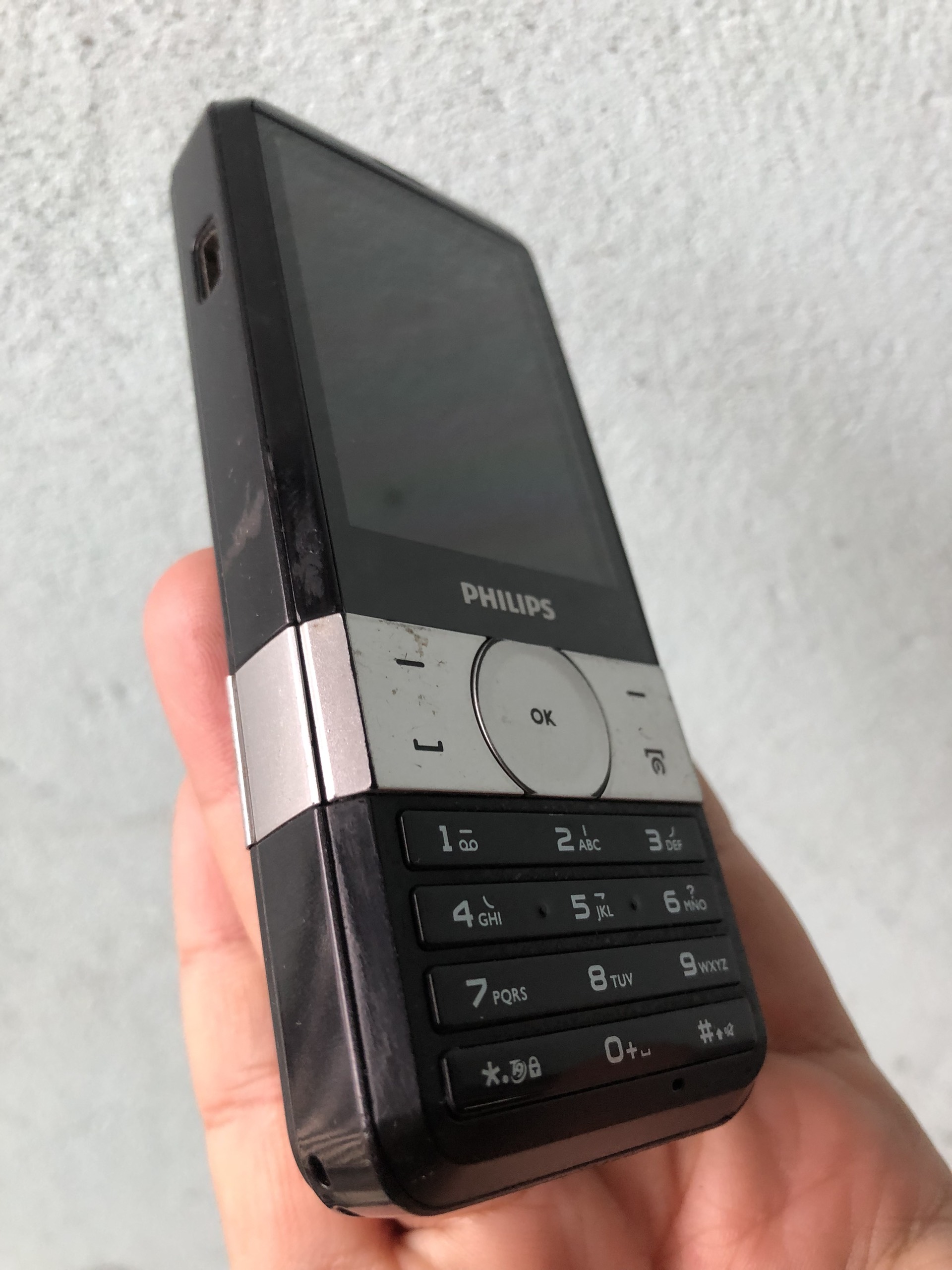 Philips R710 Philips Xenium X710 ấn tượng với pin chờ lên tới 1 tháng