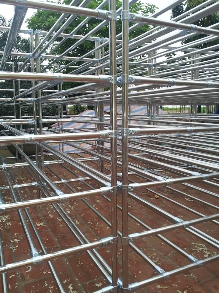 bàn thao tác làm từ ống inox