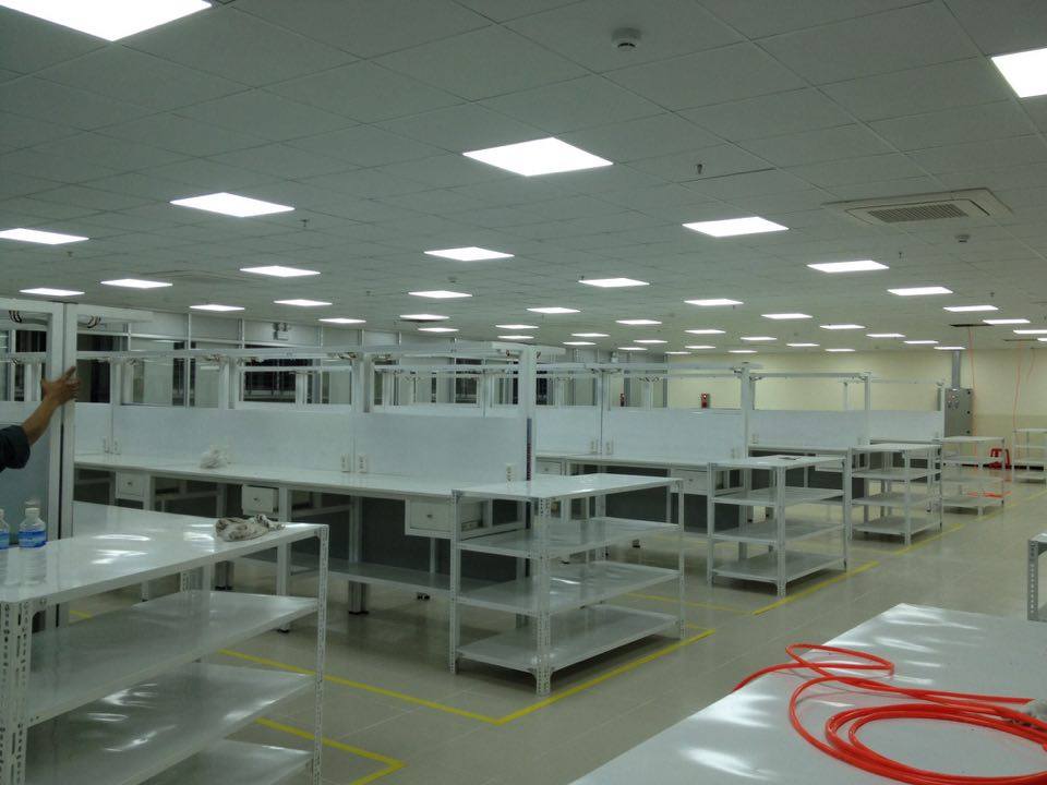 thi công lắp đặt bàn thao tác cho nhà máy điện tử
