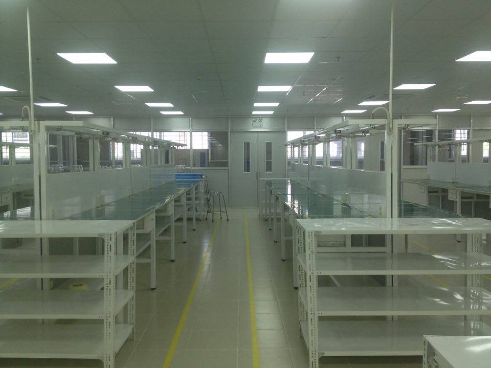 bàn thao tác nhà máy điện tử