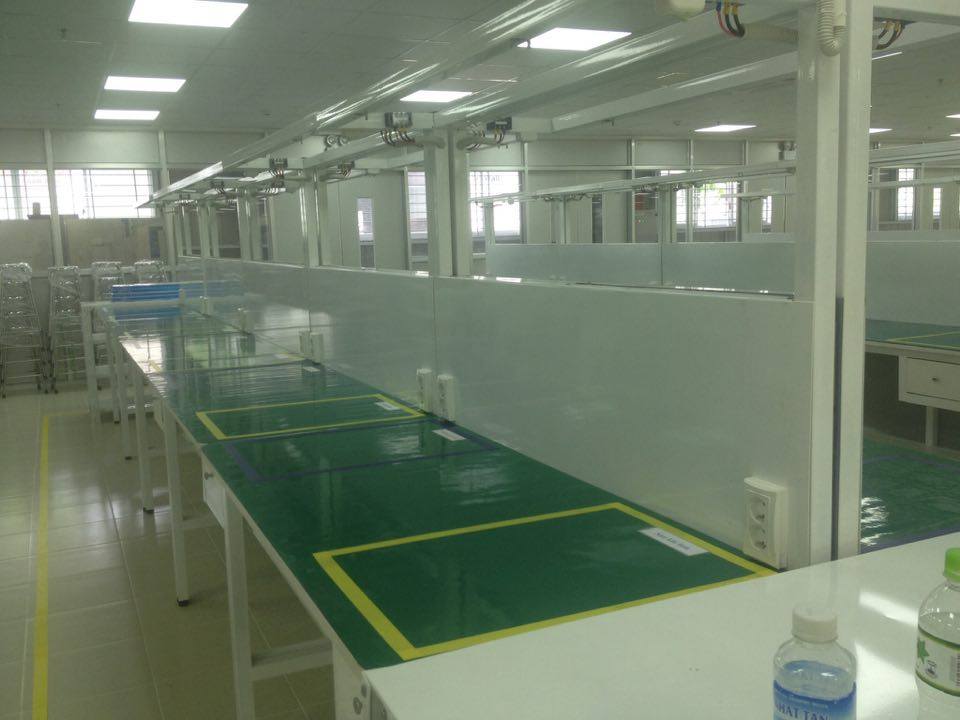 bàn thao tác nhà máy điện tử