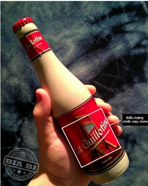 Biểu tượng chiếc máy chém trên nhãn chai bia Bỉ chai sứ La Guillotine