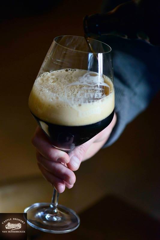 ly thủy tinh uống bia đen Bỉ