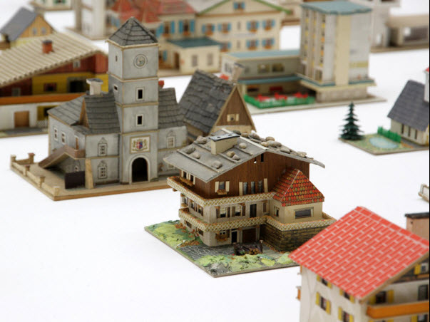 Mỗi mô hình là 1 sự kết hợp vô cùng sáng tạo của những vật liệu đời thường Mỗi mô hình là 1 sự kết hợp vô cùng sáng tạo của những vật liệu đời thường