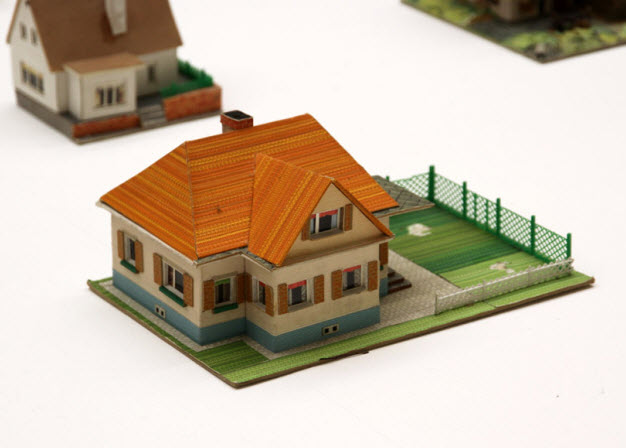 Các khác biệt về tỉ lệ của vật liệu làm mô hình không hề bị che phủ mà được Peter Fritz chủ động phối hợp như 1 phần của mô hình Các khác biệt về tỉ lệ của vật liệu làm mô hình không hề bị che phủ mà được Peter Fritz chủ động phối hợp như 1 phần của mô hình