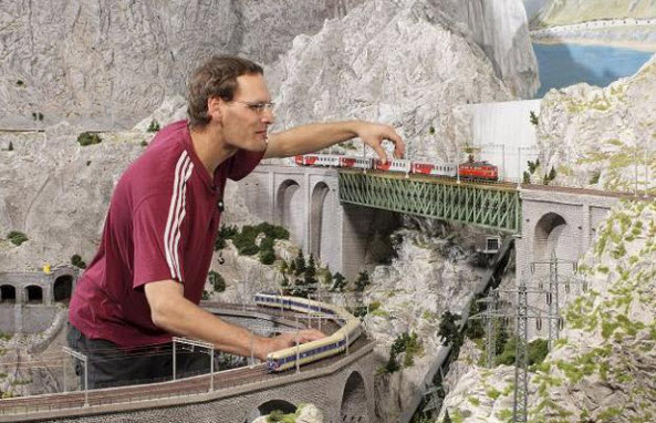 Ekip làm mô hình đang chỉnh sửa 1 mô hình tàu hỏa Ekip làm mô hình đang chỉnh sửa 1 mô hình tàu hỏa