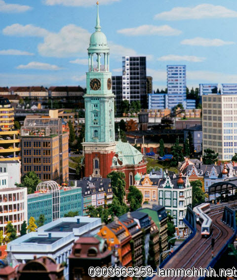 Khu trung tâm thành phố với ngọn tháp đồng hồ sừng sững Khu trung tâm thành phố với ngọn tháp đồng hồ sừng sững