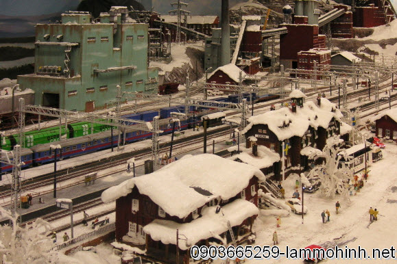 Mô hình kiến trúc với tuyết phủ trắng xóa trên mái nhà và đường ray Mô hình kiến trúc với tuyết phủ trắng xóa trên mái nhà và đường ray