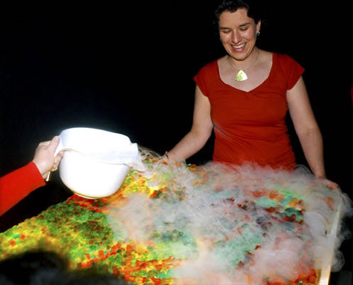 Liz Hickok chuẩn bị bối cảnh để chụp hình tác phẩm mô hình của mình Liz Hickok chuẩn bị bối cảnh để chụp hình tác phẩm mô hình của mình