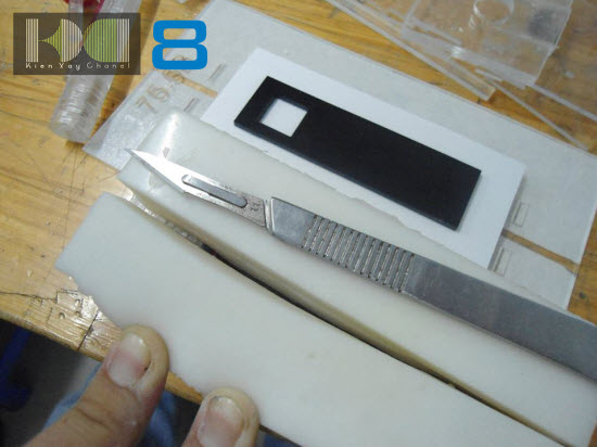 Cắt silicon để lấy phôi ra (chú ý để sản phẩm đẹp và không có ba vớ thì lát cắt phải thẳng và ngay giữa phôi) Cắt silicon để lấy phôi ra (chú ý để sản phẩm đẹp và không có ba vớ thì lát cắt phải thẳng và ngay giữa phôi)