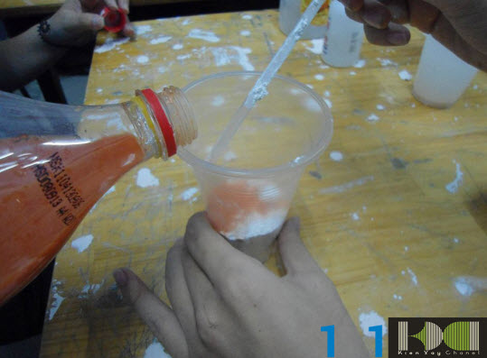 Trộn thạch cao với nước (bạn có thể pha thêm màu tùy ý đồ thực hiện) Trộn thạch cao với nước (bạn có thể pha thêm màu tùy ý đồ thực hiện)