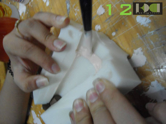 Dùng cọ bôi thạch cao vào bể mặt và các góc khuất để loại bỏ các bọt khí Dùng cọ bôi thạch cao vào bể mặt và các góc khuất để loại bỏ các bọt khí