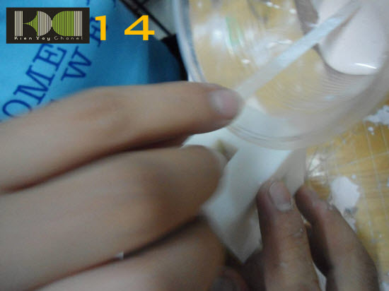 Rót thạch cao vào khuôn Rót thạch cao vào khuôn