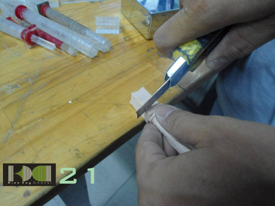 Cắt bỏ phần thừa (Khi làm khuôn ta nên trừ hao trên và dưới 1 ít để tránh bị hụt khi ráp vào mô hình) Cắt bỏ phần thừa (Khi làm khuôn ta nên trừ hao trên và dưới 1 ít để tránh bị hụt khi ráp vào mô hình)