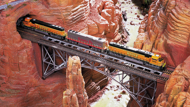 Tàu lữa đi qua đường hầm trên vách núi Tàu lữa đi qua đường hầm trên vách núi