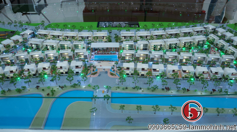 Toàn cảnh mô hình kiến trúc dự án nhìn từ lối vào chính Toàn cảnh mô hình kiến trúc dự án nhìn từ lối vào chính