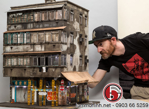 Smith và mô hình kiến trúc một căn hộ điển hình cho tầng lớp thu nhập thấp ở khu Kowloon Smith và mô hình kiến trúc một căn hộ điển hình cho tầng lớp thu nhập thấp ở khu Kowloon