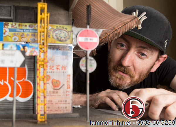 Smith trong quá trình hoàn thiện sản phẩm mô hình kiến trúc của mình Smith trong quá trình hoàn thiện sản phẩm mô hình kiến trúc của mình