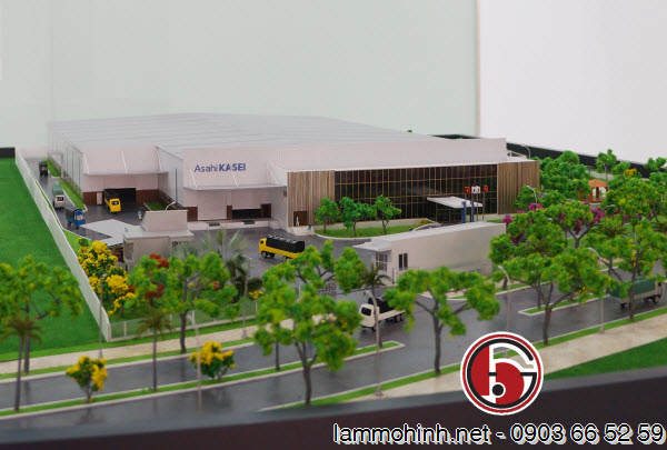 Mặt đứng của mô hình kiến trúc với các chi tiết bản tên công trình, quốc kỳ vông cùng tinh xảo Mặt đứng của mô hình kiến trúc với các chi tiết bản tên công trình, quốc kỳ vông cùng tinh xảo