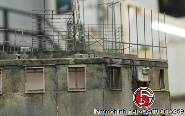 Các bức tường của mô hình thể hiện rõ sự cũ kỹ và xuống cấp bởi thời tiết ô hiễm nặng nề trong thế giới Blade Runner Các bức tường của mô hình thể hiện rõ sự cũ kỹ và xuống cấp bởi thời tiết ô hiễm nặng nề trong thế giới Blade Runner