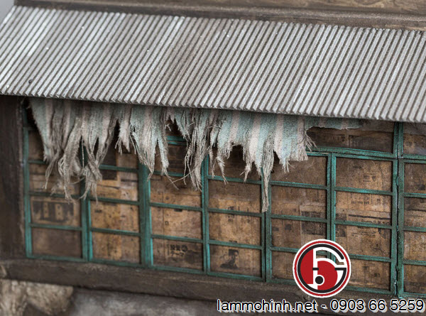 Các chi tiết nhỏ trên mô hình kiến trúc được mô tả cực kì chi tiết, từ tấm bạc bị rách theo thời gian cho đến ô cửa sổ được dán giấy báo Các chi tiết nhỏ trên mô hình kiến trúc được mô tả cực kì chi tiết, từ tấm bạc bị rách theo thời gian cho đến ô cửa sổ được dán giấy báo