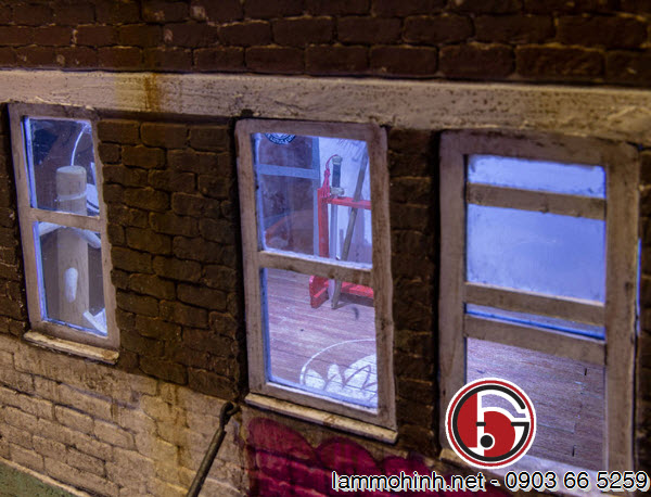 Tầng lầu của mô hình kiến trúc mô tả không gian thể dục với các dụng cụ võ thuật Trung Hoa như: kiếm, trường thương và hình nhân bằng gỗ... Tầng lầu của mô hình kiến trúc mô tả không gian thể dục với các dụng cụ võ thuật Trung Hoa như: kiếm, trường thương và hình nhân bằng gỗ...