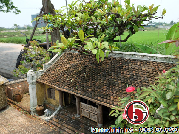 Các viên ngói bằng đất nung và tường vôi của mô hình kiến trúc nhuốm màu rêu phong khi để ngoài trời Các viên ngói bằng đất nung và tường vôi của mô hình kiến trúc nhuốm màu rêu phong khi để ngoài trời