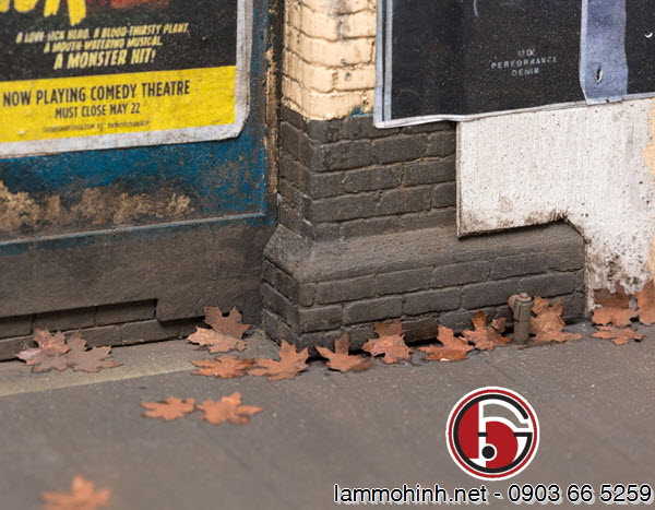 Có một chi tiết nhỏ thể là chủ ý của tác giả: những chiếc lá Phong bên vệ đường. Nhưng Hồng Kông không hề có loài cây này Có một chi tiết nhỏ thể là chủ ý của tác giả: những chiếc lá Phong bên vệ đường. Nhưng Hồng Kông không hề có loài cây này