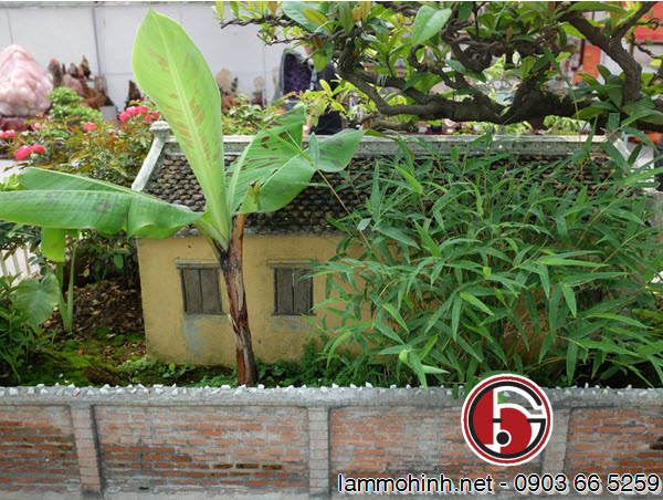 Mặt sau của công trình được trồng tre và chuối theo đúng nguyên tắc dân gian "trước trồng cau, sau trồng chuối" Mặt sau của công trình được trồng tre và chuối theo đúng nguyên tắc dân gian "trước trồng cau, sau trồng chuối"