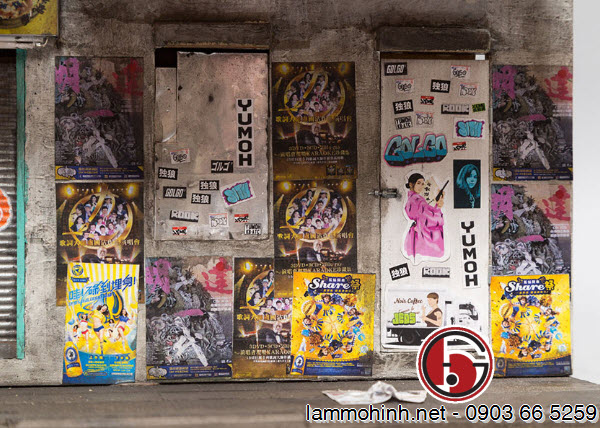 Một phần tường ngoài tầng trệt  với nhiều poster quảng cáo Một phần tường ngoài tầng trệt  với nhiều poster quảng cáo