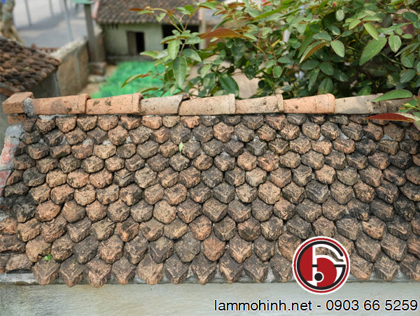 Từng viên ngói đất nung của mô hình kiến trúc được đổ khuôn tỉ mỉ với các chi tiết trên bề mặt Từng viên ngói đất nung của mô hình kiến trúc được đổ khuôn tỉ mỉ với các chi tiết trên bề mặt