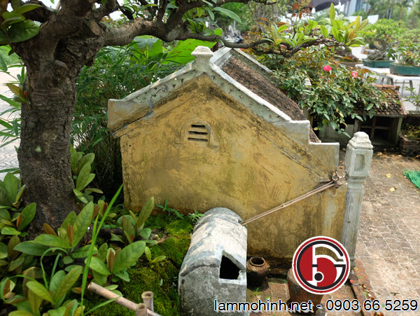 Bên cạnh nhà là sàn nước với bể trữ nước bằng vữa và máng dẫn nước từ trên mái Bên cạnh nhà là sàn nước với bể trữ nước bằng vữa và máng dẫn nước từ trên mái