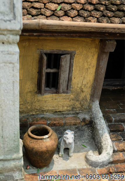 Bên hiên nhà là lu nước và một chú chó đá được là tinh xảo Bên hiên nhà là lu nước và một chú chó đá được là tinh xảo