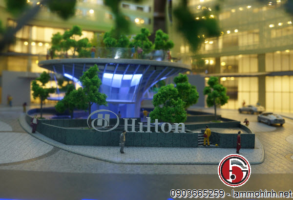 Lối vào khách sạn với vườn treo ở trung tâm và logo của Hilton